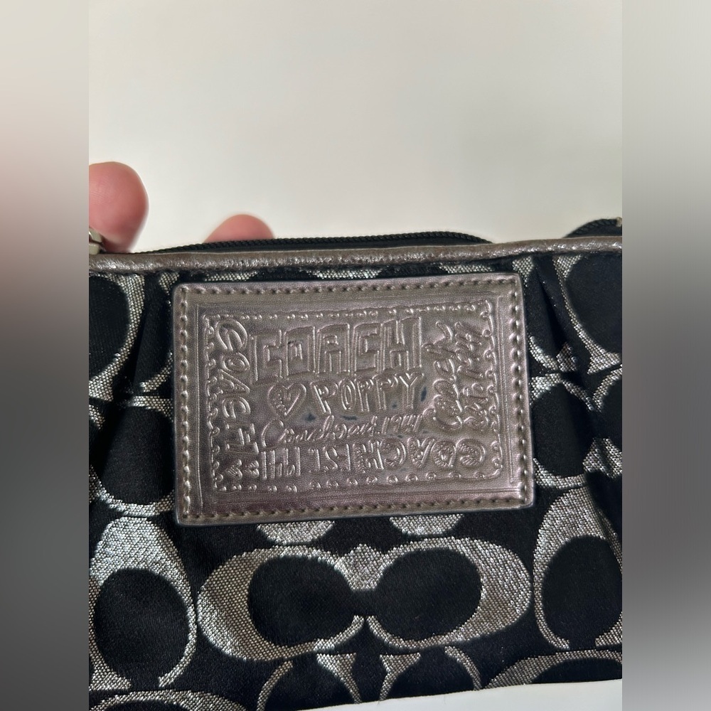 DO NOT BUY!!! Coach Poppy Wristlet - Picture 3 of 9